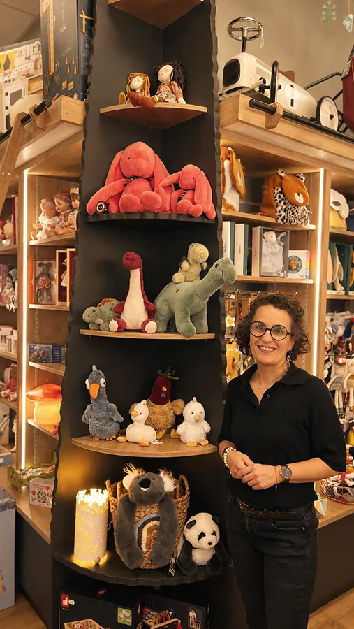 La gérante de Trésors d’Enfance dans sa boutique de jouets à Rodez