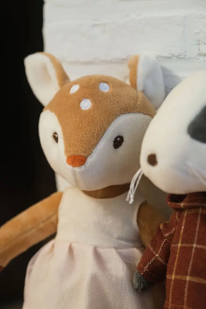 V1-150__Fawn_Julia_130632_Badger_Greg_130628_on_white_brick_shelf.webp