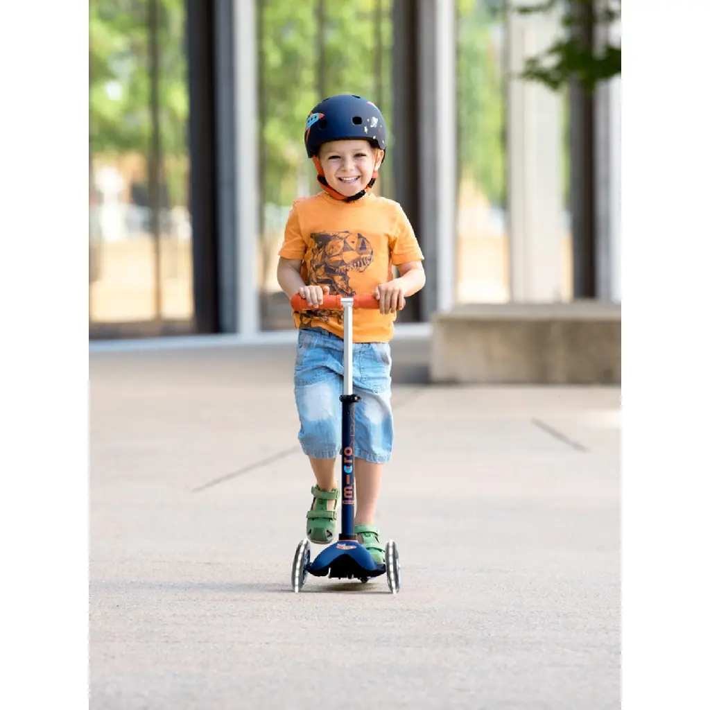 MMD118-trottinette-3-roues-mini-micro-deluxe-bleu-marine-led-1.webp
