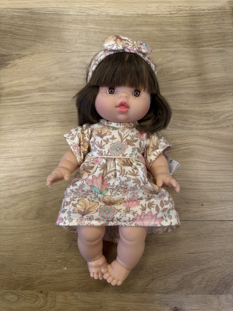 [34114] Poupée Jeanne avec Robe Daisy et son headband à noeud rond en gaze de coton Indienne - Minikane