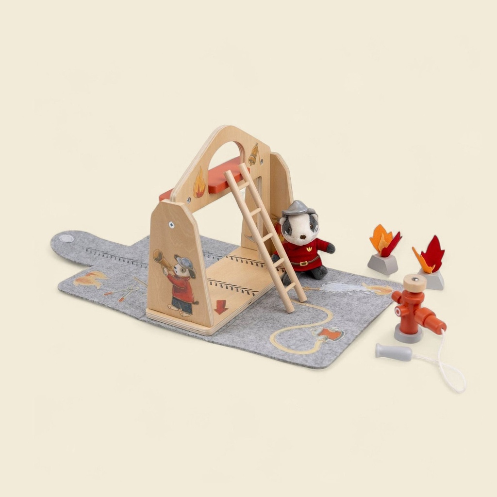[710005] Caserne de pompiers en feutrine avec ami miniature - Egmont toys